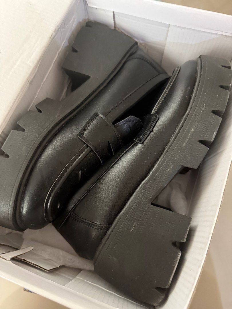black leather loafers (Category: Loafers) located in Quezon City. Submitted by patchotdeclutz (Listing ID 1413893861, Image 2). Description: never used! was stored in my cabinet for a long time size 7w.
