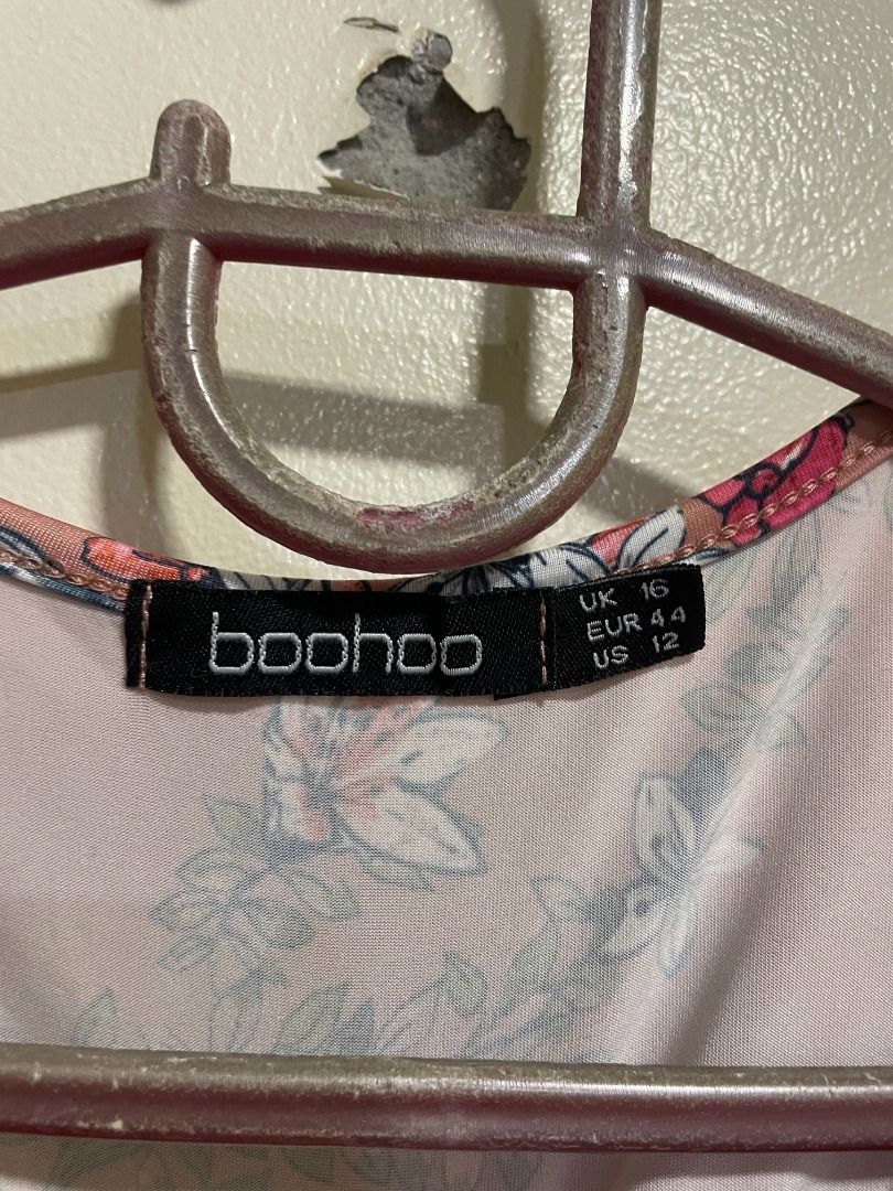 Boohoo Floral Bodysuit (Category: Others Tops) located in Mandaluyong City. Submitted by _copndrop (Listing ID 1414008498, Image 3). Description: - Boohoo floral bodysuit - Size: UK 16, EUR 44, US 12 - Color: Pink with floral pattern - Features: Long sleeves, V-neck - Closure: Snap closure at the bottom FITS MEDIUM TO LARGE NO WHEN WORN PICS RFS: DECLUTTERING LOC: MANDALUYONG.