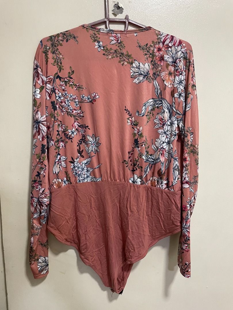 Boohoo Floral Bodysuit (Category: Others Tops) located in Mandaluyong City. Submitted by _copndrop (Listing ID 1414008498, Image 2). Description: - Boohoo floral bodysuit - Size: UK 16, EUR 44, US 12 - Color: Pink with floral pattern - Features: Long sleeves, V-neck - Closure: Snap closure at the bottom FITS MEDIUM TO LARGE NO WHEN WORN PICS RFS: DECLUTTERING LOC: MANDALUYONG.