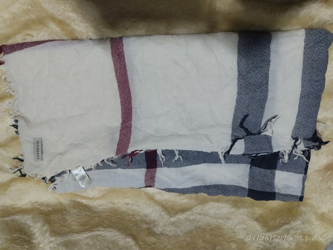 Burberry gbjohelgmor scarf (Category: Luxury Accessories) located in Bacoor. Submitted by nigel_008 (Listing ID 1414003751, Image 1). Description: Burberry gbjohelgmor scarf good condition.