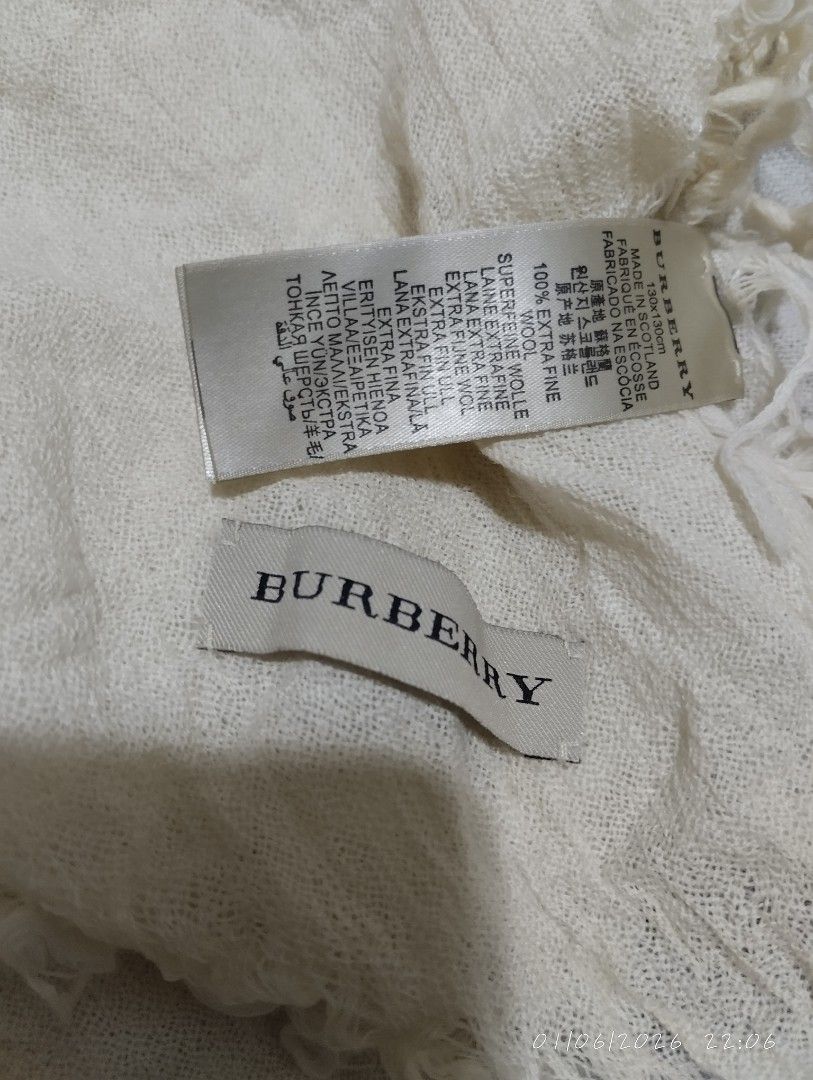 Burberry gbjohelgmor scarf (Category: Luxury Accessories) located in Bacoor. Submitted by nigel_008 (Listing ID 1414003751, Image 2). Description: Burberry gbjohelgmor scarf good condition.