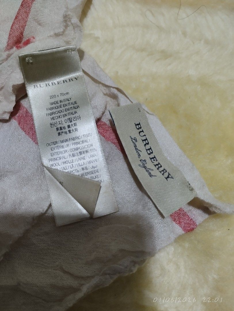 Burberry scarf (Category: Luxury Accessories) located in Bacoor. Submitted by nigel_008 (Listing ID 1414002503, Image 2). Description: Burberry scarf made of a wool and silk blend. good condition.
