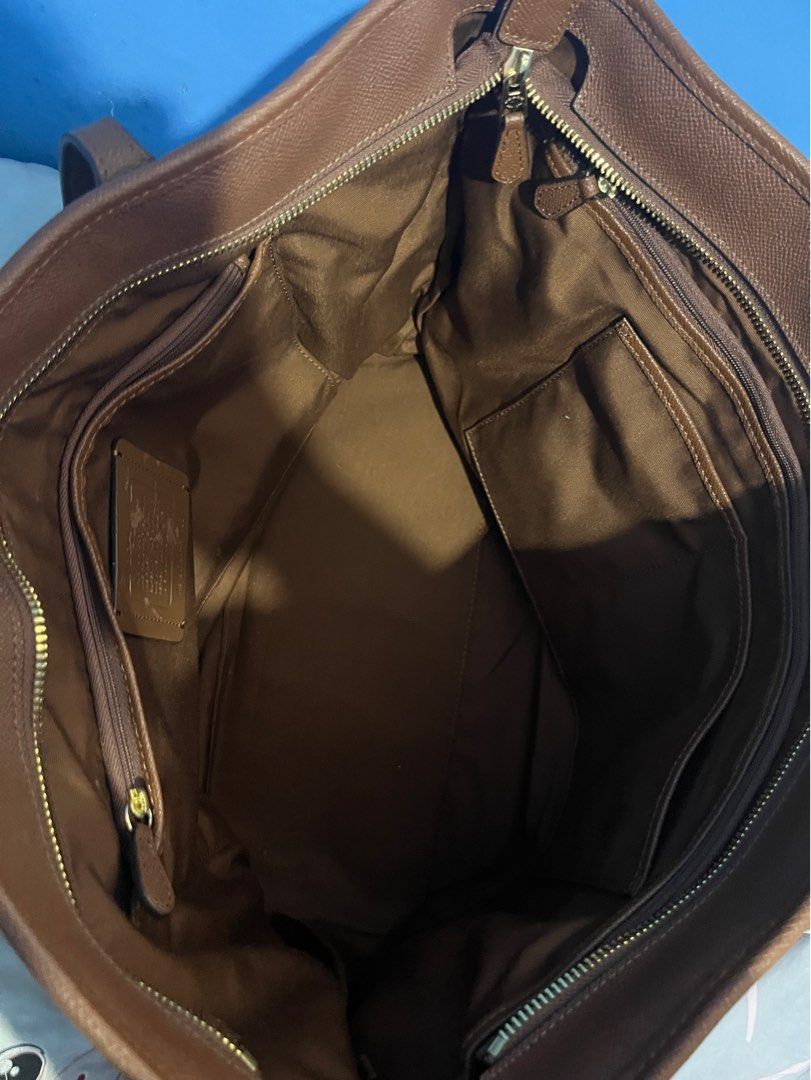 Coach Brown Tote Bag (XL) (Category: Luxury Bags & Wallets) located in Naga. Submitted by empanadaaaaaa (Listing ID 1413940073, Image 3). Description: - Brown Coach tote bag - Spacious interior with multiple compartments - Secure zip closure - Includes a Coach hang tag - Comfortable double handles - Features a Coach label inside - Classic solid brown color -Perfect Bag for school :) Please dm me if you need more photos or information about the ba