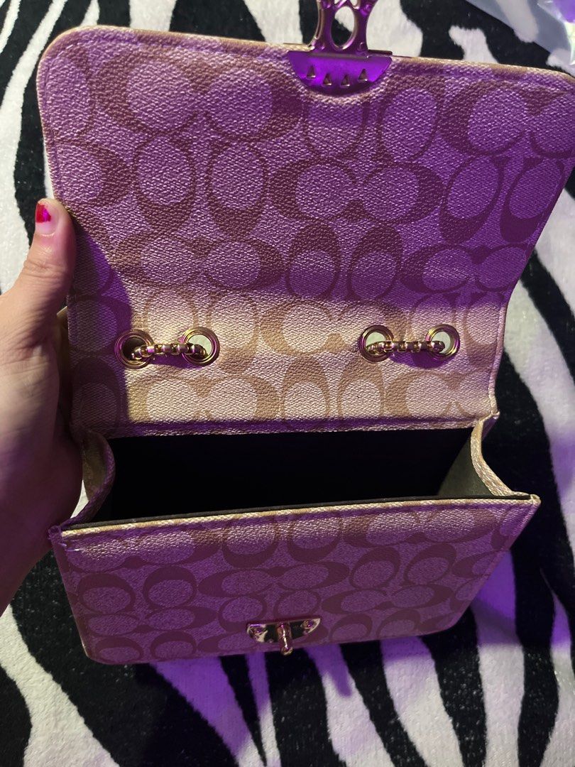 Coach Signature Chain Bag (Category: Luxury Bags & Wallets) located in Manila. Submitted by y2kcloset_ (Listing ID 1413986682, Image 2). Description: - Class A Coach bag - Signature pattern - Chain strap - Clasp closure - Includes Coach paper bag - Includes plastic bag.