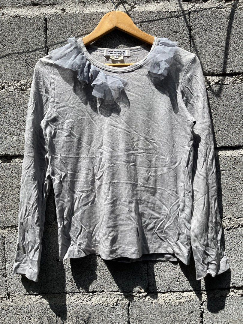 Comme des Garçons long sleeve (Category: Longsleeves) located in Manila. Submitted by jvp_goods (Listing ID 1413882320, Image 1). Description: Comme des Garçons long sleeves Authentic No issues Width 17 inches Length 23 inches Small on tag.