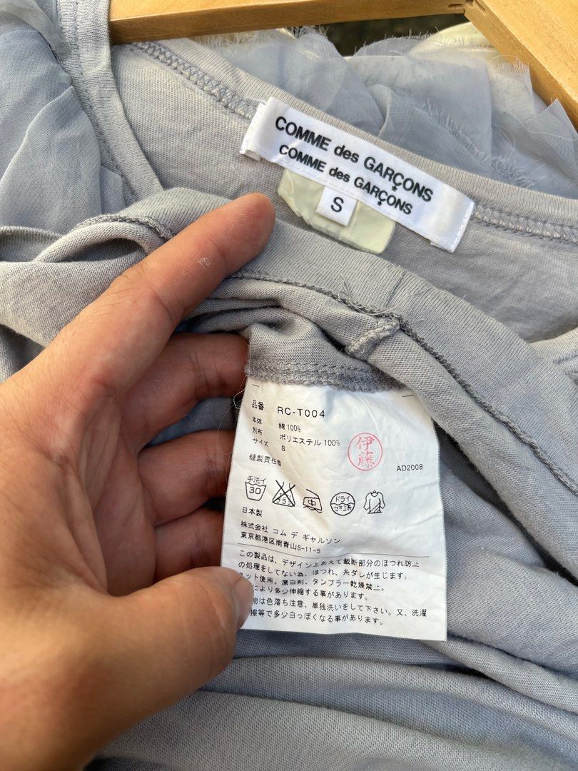 Comme des Garçons long sleeve (Category: Longsleeves) located in Manila. Submitted by jvp_goods (Listing ID 1413882320, Image 3). Description: Comme des Garçons long sleeves Authentic No issues Width 17 inches Length 23 inches Small on tag.