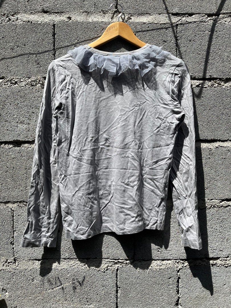 Comme des Garçons long sleeve (Category: Longsleeves) located in Manila. Submitted by jvp_goods (Listing ID 1413882320, Image 2). Description: Comme des Garçons long sleeves Authentic No issues Width 17 inches Length 23 inches Small on tag.