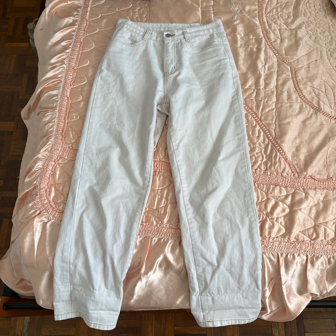 Cream-colored Wide Leg Jeans (Category: Jeans) located in Las Pinas. Submitted by slowcircle (Listing ID 1413952209, Image 1). Description: - Cream-colored wide-leg jeans - Button and zipper closure - Two front and two back pockets - Features visible stitching Size 24 - 26 .