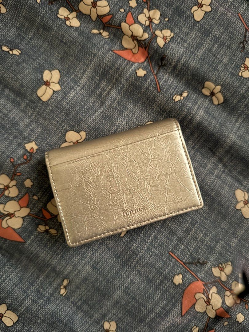 fennec crinkle accordion triangle wallet (silver) (Category: Luxury Bags & Wallets) located in Lipa City. Submitted by aye.nah (Listing ID 1413939496, Image 2). Description: ᝰ fennec accordion wallet triangle [ bought fr pasabuy fr my cousin that went to korea ] — ₱2,650 + sf & pf • price is still nego IF SURE BUYER • good condition ! x sensi. has minor flaws check pictures • has fennec bag, dustbag and envelope rfs: decluttering PM ME IF INTERES