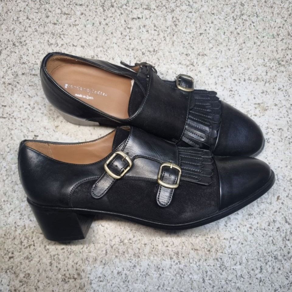 Giordano Ladies Monk Strap (Made in Spain) (Category: Loafers) located in Pilar. Submitted by owrangejuice (Listing ID 1413996101, Image 1). Description: Size: 39 Womens - Made in Spain - Pristine Condition - Suede Design in the sides - No Heeldrags - No Issue - Monk Strap design - Maganda Overall FB: OJ Nuez Location: Pilar, Bataan Shipping: J&T.