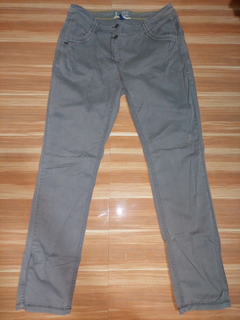 Gray Pants (Category: Other Bottoms) located in Zaragoza. Submitted by ckeyds (Listing ID 1413952917, Image 1). Description: These gray pants feature a button closure and pockets on the front and back. The stitching is visible, and the pants appear to be a standard fit. The material looks durable and suitable for everyday wear. The pants have a classic design..