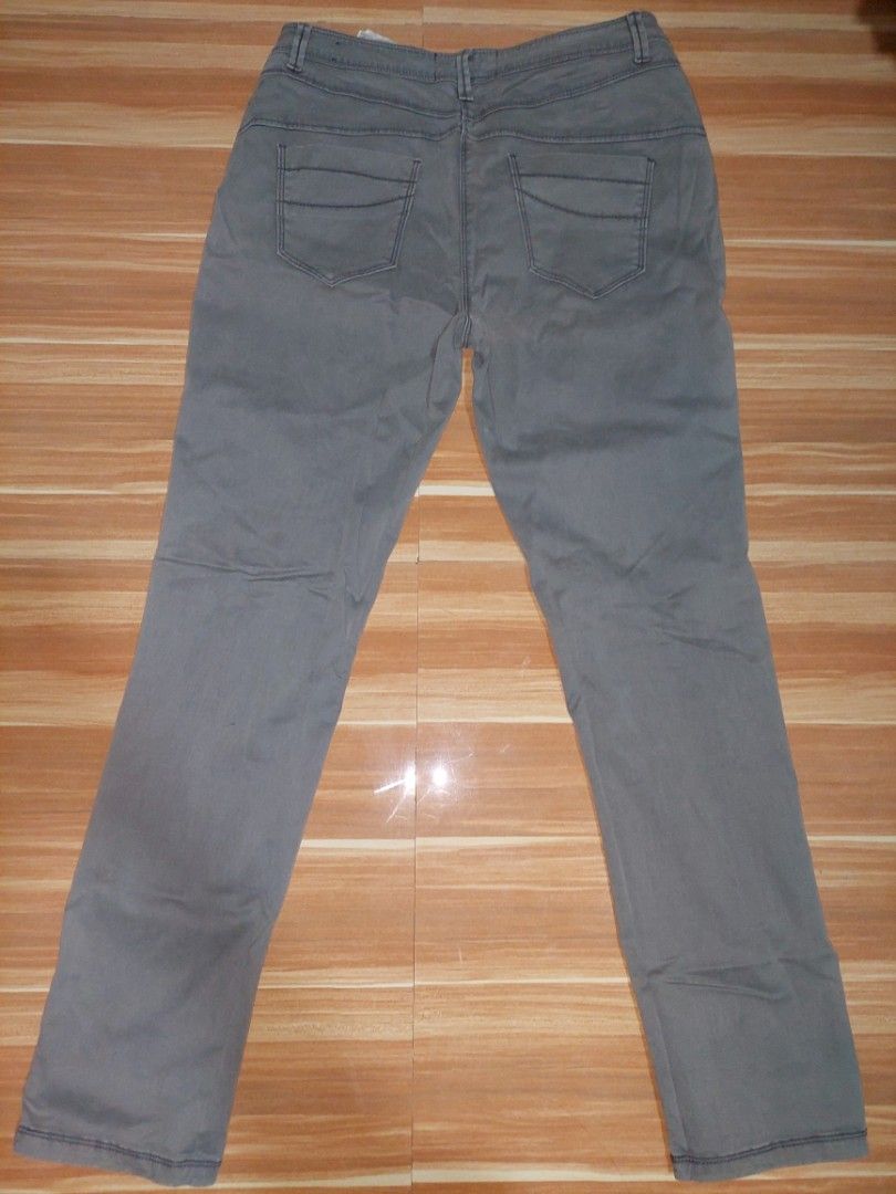 Gray Pants (Category: Other Bottoms) located in Zaragoza. Submitted by ckeyds (Listing ID 1413952917, Image 2). Description: These gray pants feature a button closure and pockets on the front and back. The stitching is visible, and the pants appear to be a standard fit. The material looks durable and suitable for everyday wear. The pants have a classic design..