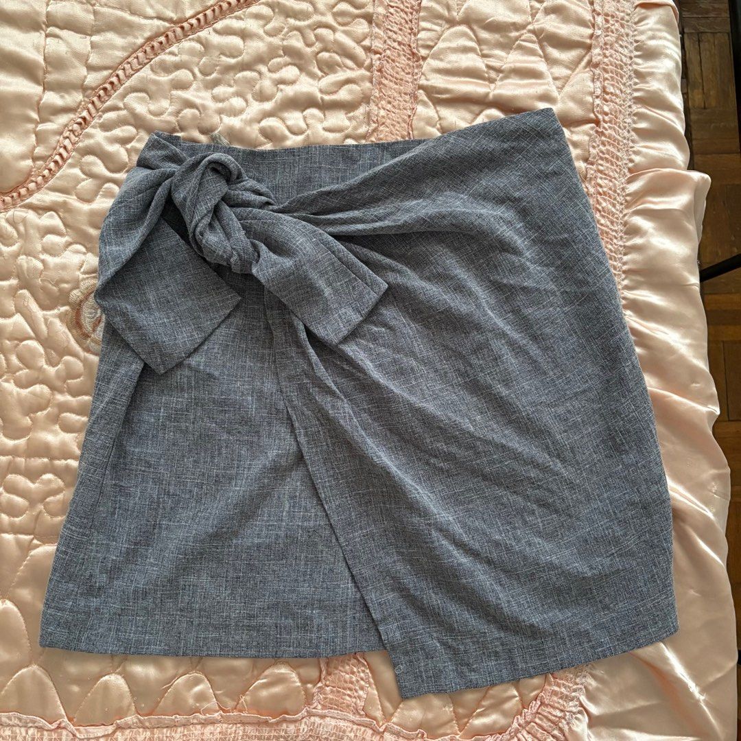 Gray Wrap Skirt (Category: Skirts) located in Las Pinas. Submitted by slowcircle (Listing ID 1413950266, Image 1). Description: - Stylish gray wrap skirt - Unique knot detail - Back zipper closure - Fully lined - Perfect for a chic look High Quality .