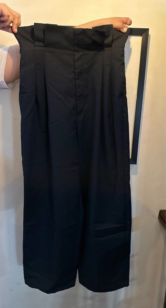 GU paperbag pants (Category: Other Bottoms) located in Quezon City. Submitted by _mgnmn (Listing ID 1413995517, Image 3). Description: GU paperbag pants XL on tag (same sizing to uniqlo).
