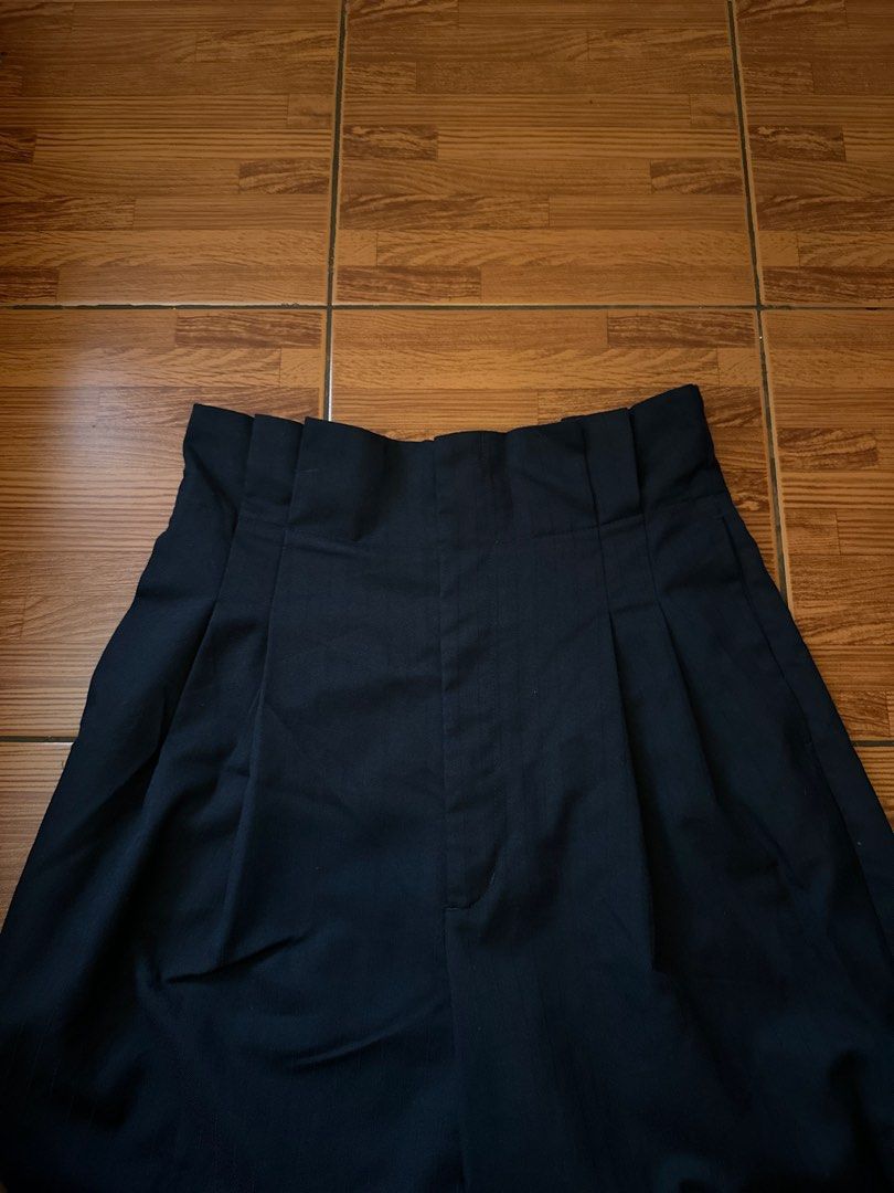 GU paperbag pants (Category: Other Bottoms) located in Quezon City. Submitted by _mgnmn (Listing ID 1413995517, Image 2). Description: GU paperbag pants XL on tag (same sizing to uniqlo).