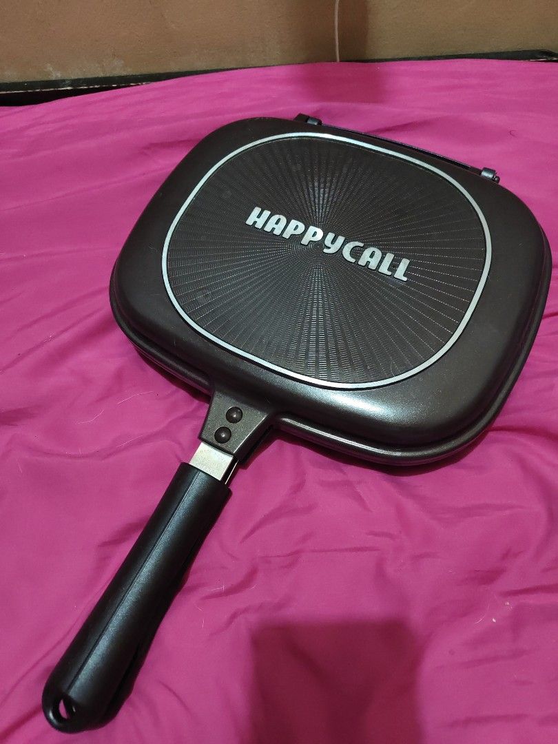 Happycall Double-Sided Frying Pan (Category: Cookware & Accessories) located in Caloocan City. Submitted by cccccc333888 (Listing ID 1413986053, Image 2). Description: Brand new wala lang box natapon. Originalproce is 7000 Diamond Jumbo Pan Grill - Happycall double-sided frying pan - Non-stick surface with star pattern - Black exterior with red rim - Easy-grip handle - Designed for even cooking - Easy flipping - Happycall logo visible.