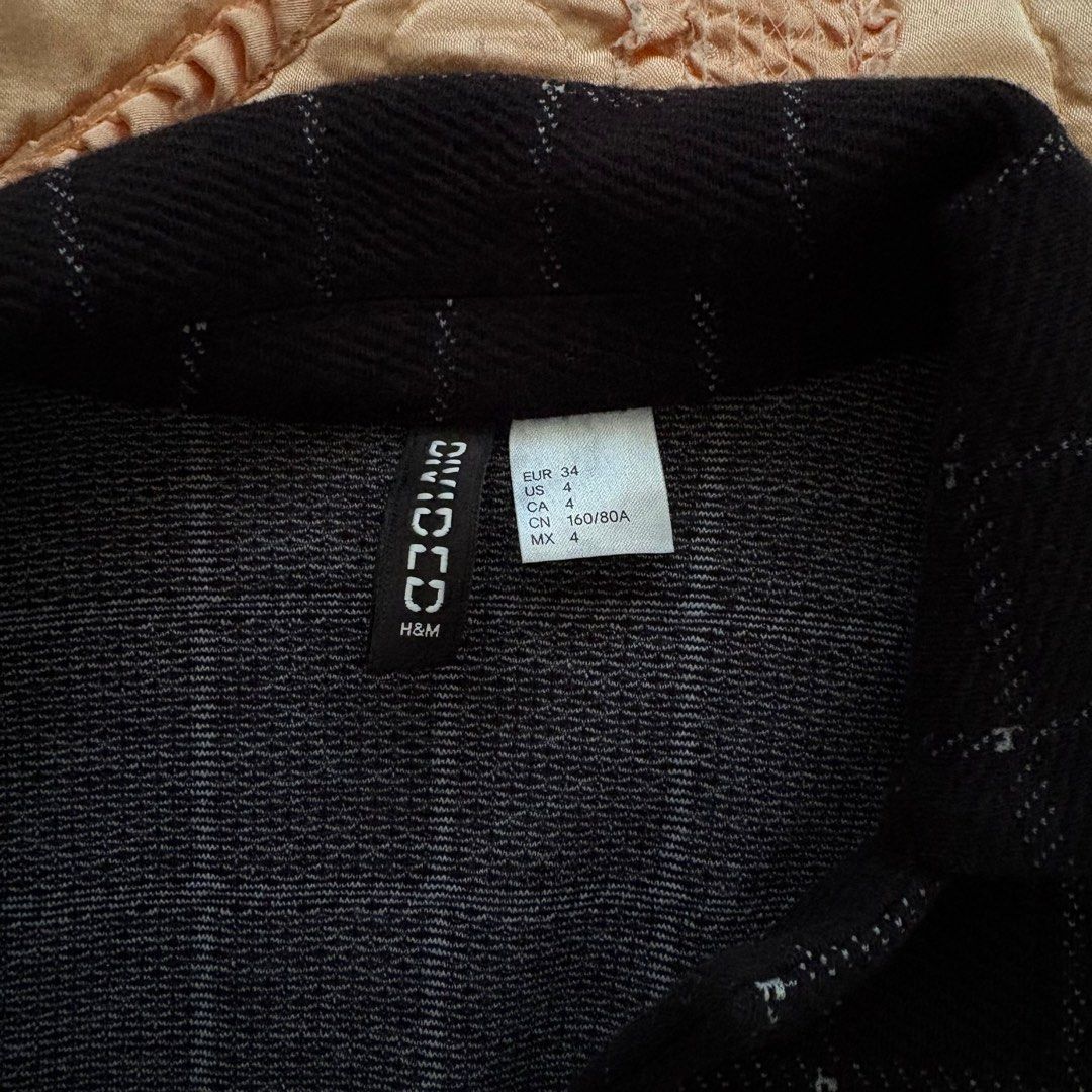 H&M Divided Checkered Blazer (Category: Coats, Jackets and Outerwear) located in Las Pinas. Submitted by slowcircle (Listing ID 1413951689, Image 3). Description: - H&M Divided blazer - Checkered pattern - Size 4 - Dark navy color - Open front design - Two front pockets - Perfect for layering.