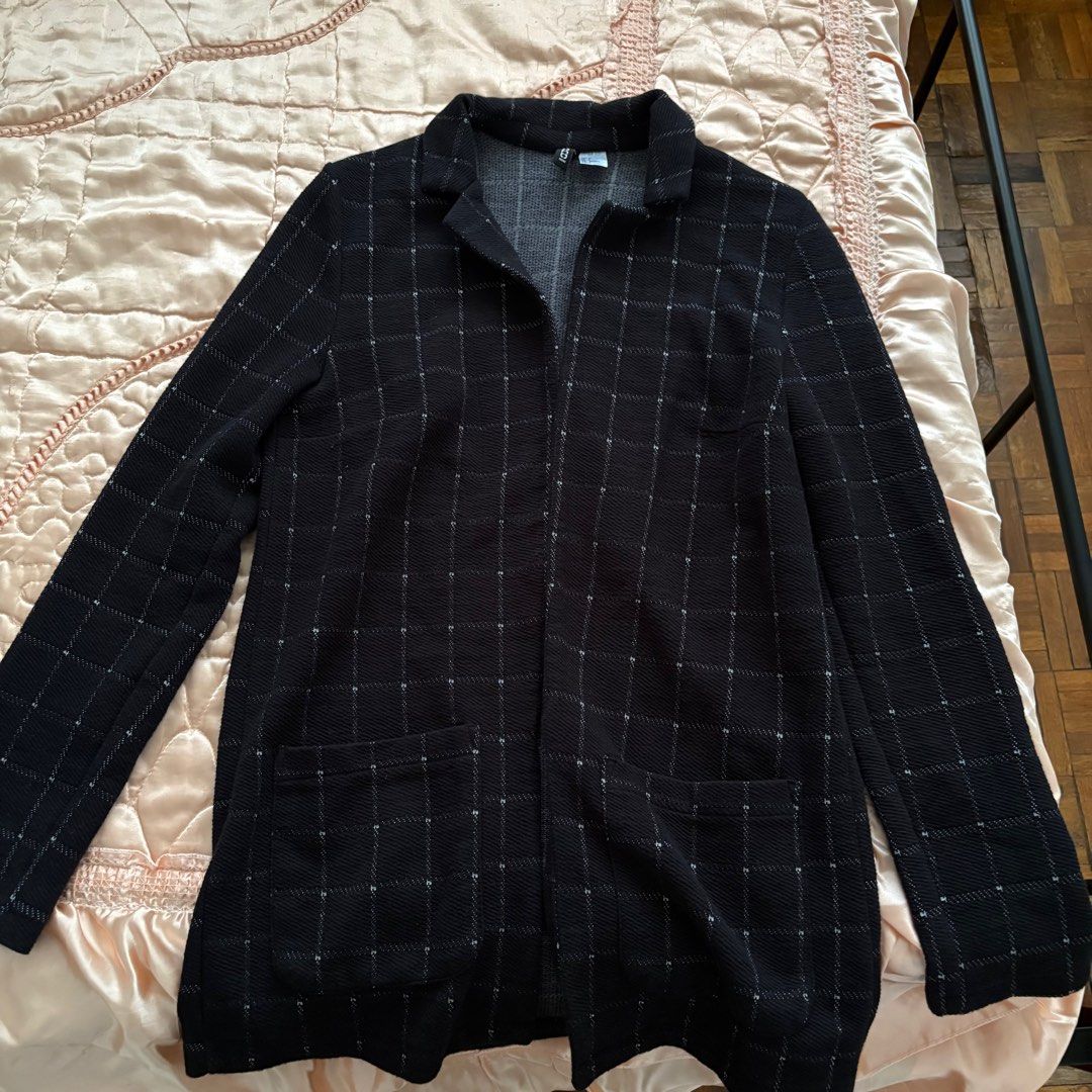 H&M Divided Checkered Blazer (Category: Coats, Jackets and Outerwear) located in Las Pinas. Submitted by slowcircle (Listing ID 1413951689, Image 2). Description: - H&M Divided blazer - Checkered pattern - Size 4 - Dark navy color - Open front design - Two front pockets - Perfect for layering.
