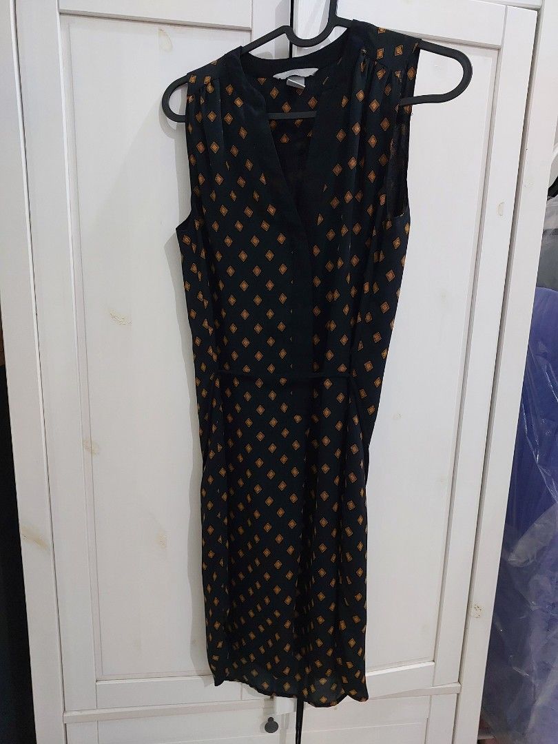 H&M dress (Category: Dresses) located in Mandaluyong City. Submitted by declutterwithkinah (Listing ID 1413997797, Image 1). Description: no issue but am reducing my wardrobe to ones i really want to use.
