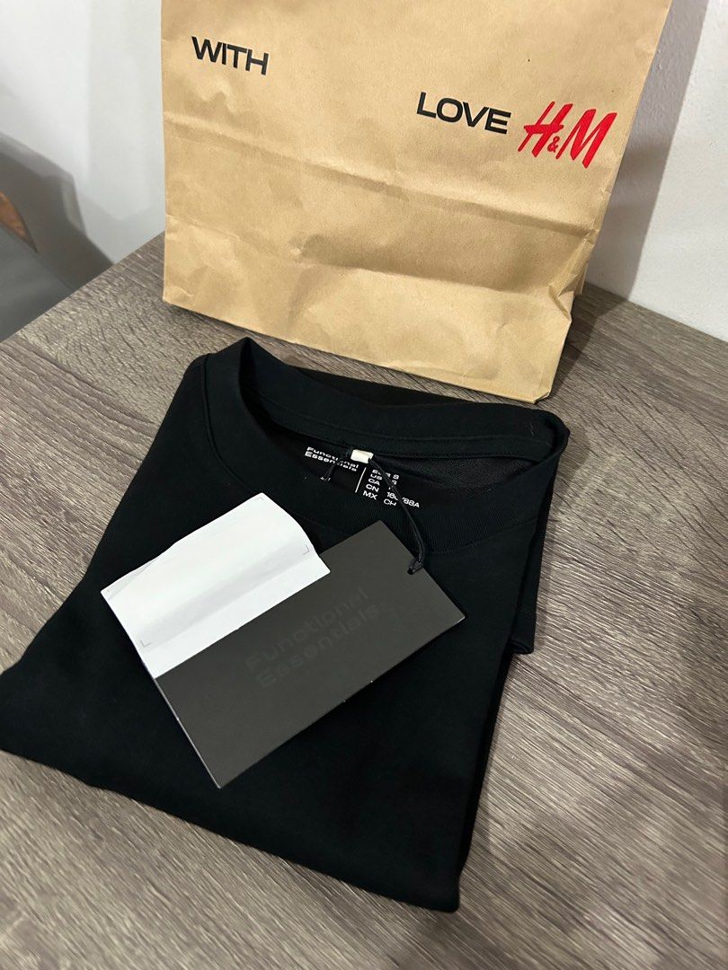 H&M Functional Essentials Black T-shirt (Category: Shirts) located in Roxas City. Submitted by preloved_by_workingstudent (Listing ID 1413961182, Image 3). Description: - H&M Functional Essentials T-shirt - Regular fit - Moisture-wicking and cooling design - Original price: PHP 799 - Brand new with original tag.