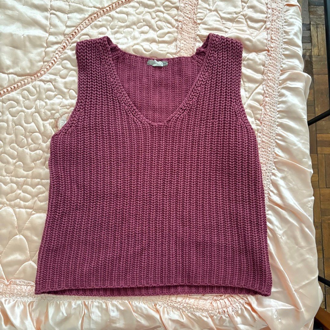 j.crew Knit V-Neck Top (Category: Blouses) located in Las Pinas. Submitted by slowcircle (Listing ID 1413951144, Image 2). Description: J crew knitted vest Size small to medium No flaws .