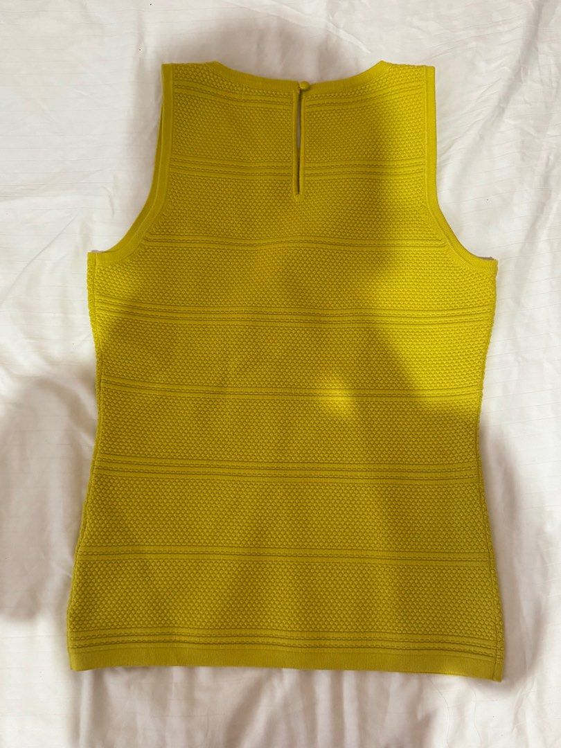 Karen Millen top (Category: Sleeveless) located in Nueva Valencia. Submitted by lululeimon (Listing ID 1413948093, Image 3). Description: Used once XS-S .