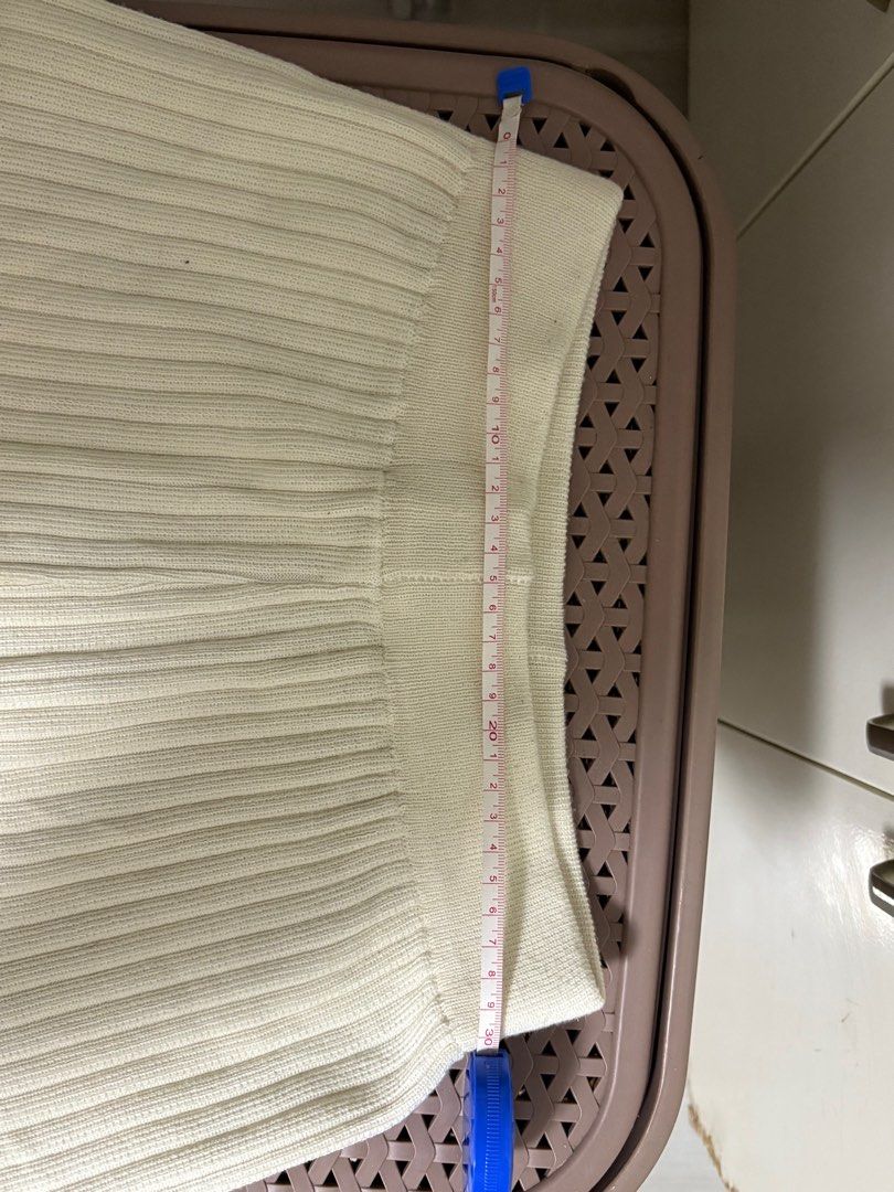 Knitted White Skirt (Category: Skirts) located in Rizal. Submitted by tiny_tidy (Listing ID 1413869827, Image 2). Description: .