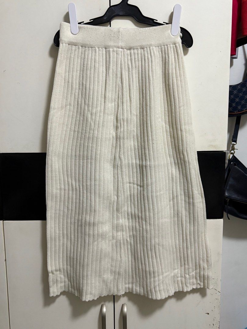 Knitted White Skirt (Category: Skirts) located in Rizal. Submitted by tiny_tidy (Listing ID 1413869827, Image 1). Description: .