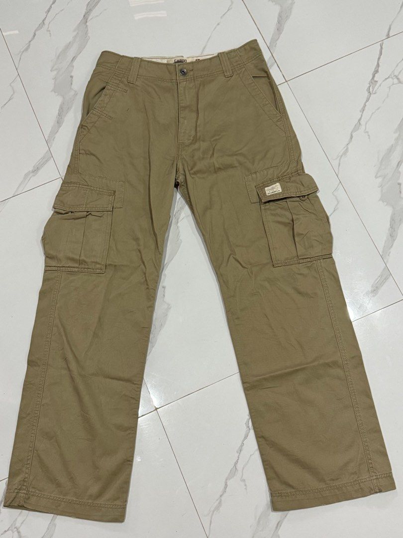 Levi's Cargo pants (Category: Jeans) located in Sablan. Submitted by bag.a.holic.bygaile.ph (Listing ID 1413909515, Image 1). Description: No major flaws .
