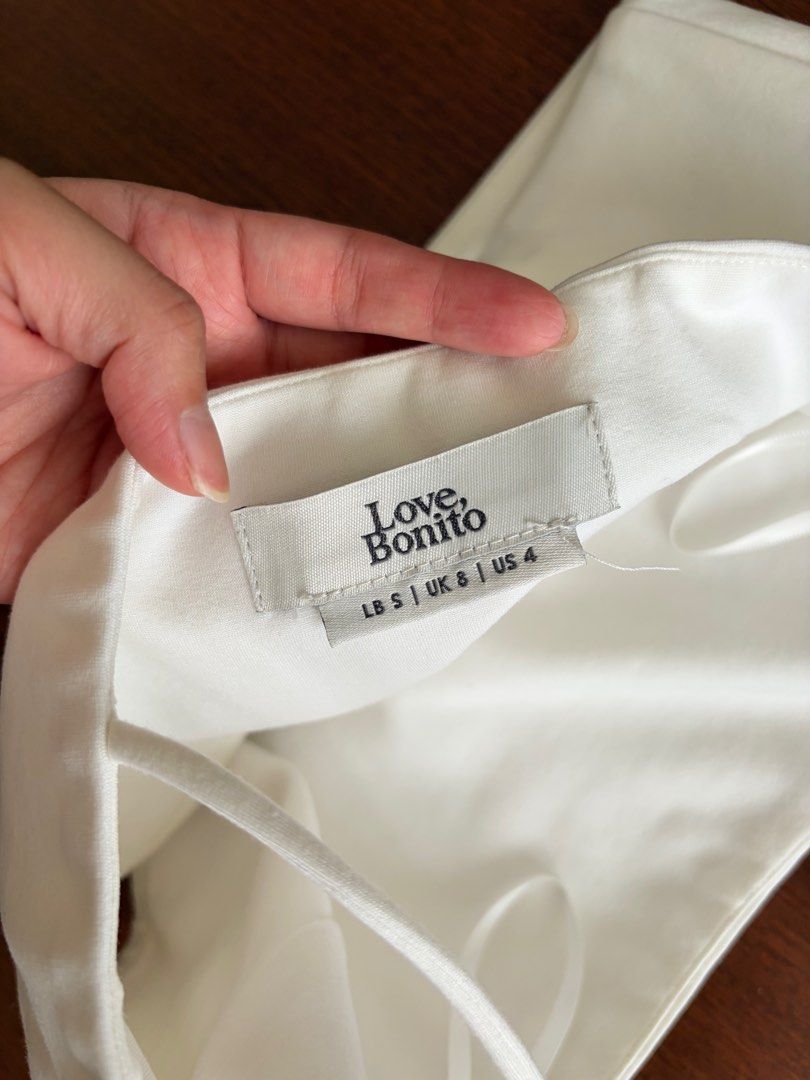Love, Bonito White Crop Top (Category: Sleeveless) located in Pasig City. Submitted by kvdecluttering (Listing ID 1413891567, Image 3). Description: - Love, Bonito white crop top - Spaghetti straps - Straight neckline - Size: LB (UK 8, US 4) Barely used! Loc: Pasig.