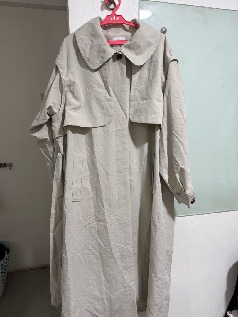Lowrys Farm 2-way Vest Coat (Category: Coats, Jackets and Outerwear) located in Pasay City. Submitted by bbdavid (Listing ID 1413921558, Image 1). Description: Round (peter pan) collar Removable sleeves/capelet design With 2 front pocket Free size Shoulder width 19in Length 45in.