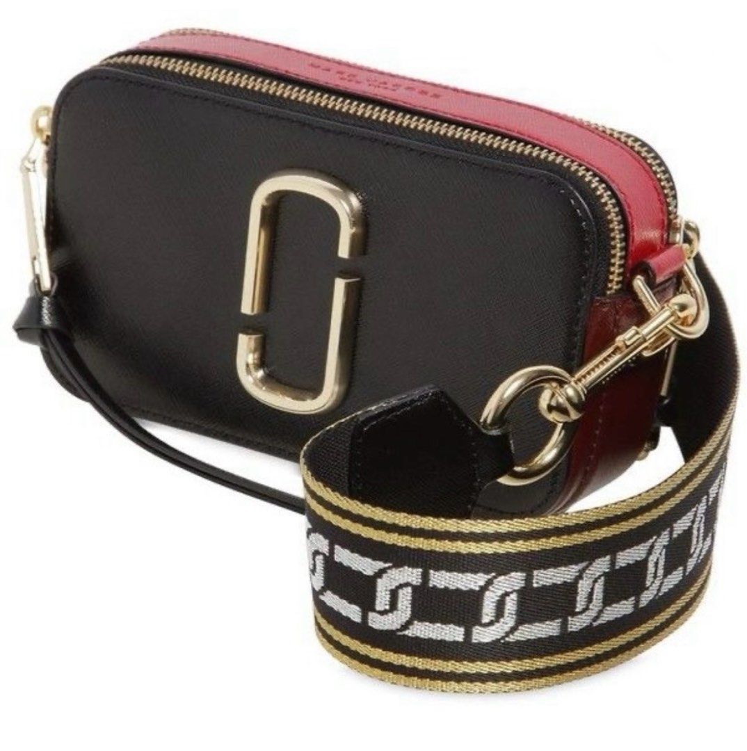 Marc Jacobs Snapshot Camera Bag (Category: Luxury Bags & Wallets) located in Zamboanga. Submitted by attyjasc (Listing ID 1413967791, Image 1). Description: Preloved Authentic Marc Jacobs Snapshot Camera Bag. Still looks new Issue: a little rub on the hardware but still looks new and shiny.