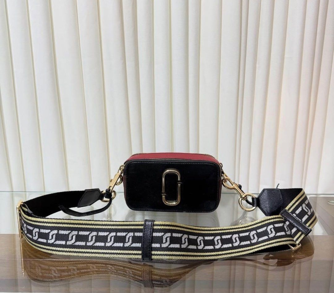 Marc Jacobs Snapshot Camera Bag (Category: Luxury Bags & Wallets) located in Zamboanga. Submitted by attyjasc (Listing ID 1413967791, Image 2). Description: Preloved Authentic Marc Jacobs Snapshot Camera Bag. Still looks new Issue: a little rub on the hardware but still looks new and shiny.