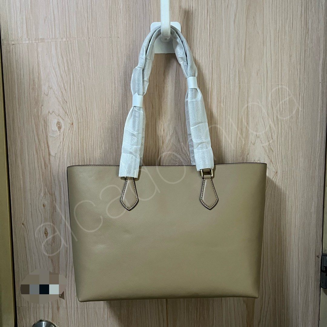 Michael Kors Sheila Large Tote Bag - Camel (Category: Luxury Bags & Wallets) located in Manila. Submitted by alcadorniga (Listing ID 1413907481, Image 3). Description: Authentic Michael Kors Sheila Large Tote Bag - Color: Camel - Dimensions: 16.5”W X 10”H X 5.5”D - Spacious interior - Includes original tags, paper bag - Features double top handles - Detachable MK charm - Tech-friendly accessory (can fit 13-15in laptop, tablets) - Model number: 35