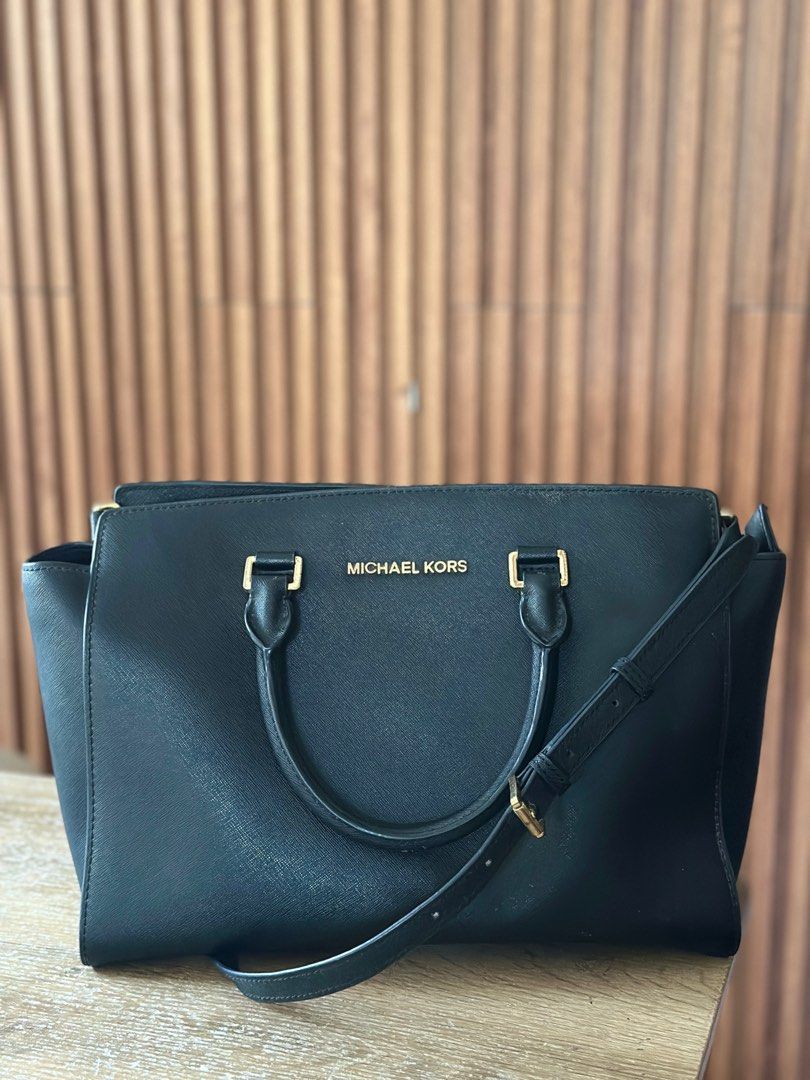 MK Selma Large (Category: Luxury Bags & Wallets) located in Quezon City. Submitted by _mgnmn (Listing ID 1413982415, Image 1). Description: Tarnishing zipper and metal hardware on straps Back panel, slightly deformed Overall, the bag it self is in good condition.