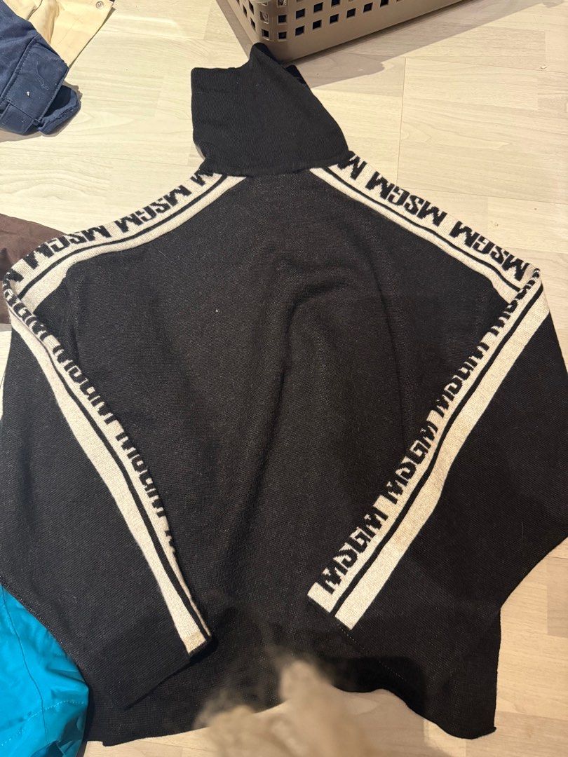 MSGM （分類：其他上衣）位於 Hong Kong。 由 kwwok 提交（商品編號 1414036076，圖片 5）。簡介： MSGM套裝 上衣加裙。