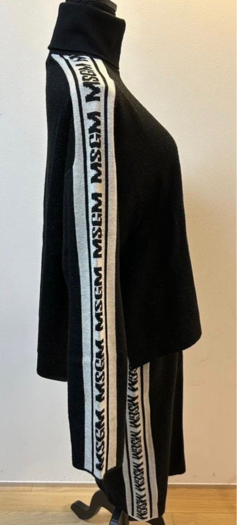 MSGM （分類：其他上衣）位於 Hong Kong。 由 kwwok 提交（商品編號 1414036076，圖片 3）。簡介： MSGM套裝 上衣加裙。