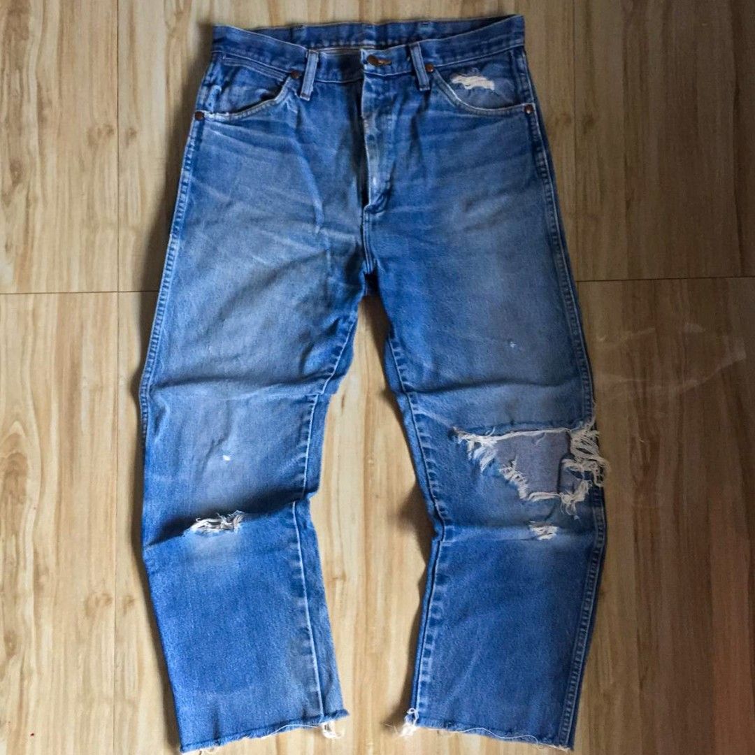 Original Wrangler Jeans Tattered (Category: Jeans) located in Bulacan. Submitted by flipsrus (Listing ID 1413936742, Image 1). Description: - Size 30-32 - Length 44 inches - Straight-leg fit - Distressed detailing (rips & fading) - Cut-off hem - Needs Wash.