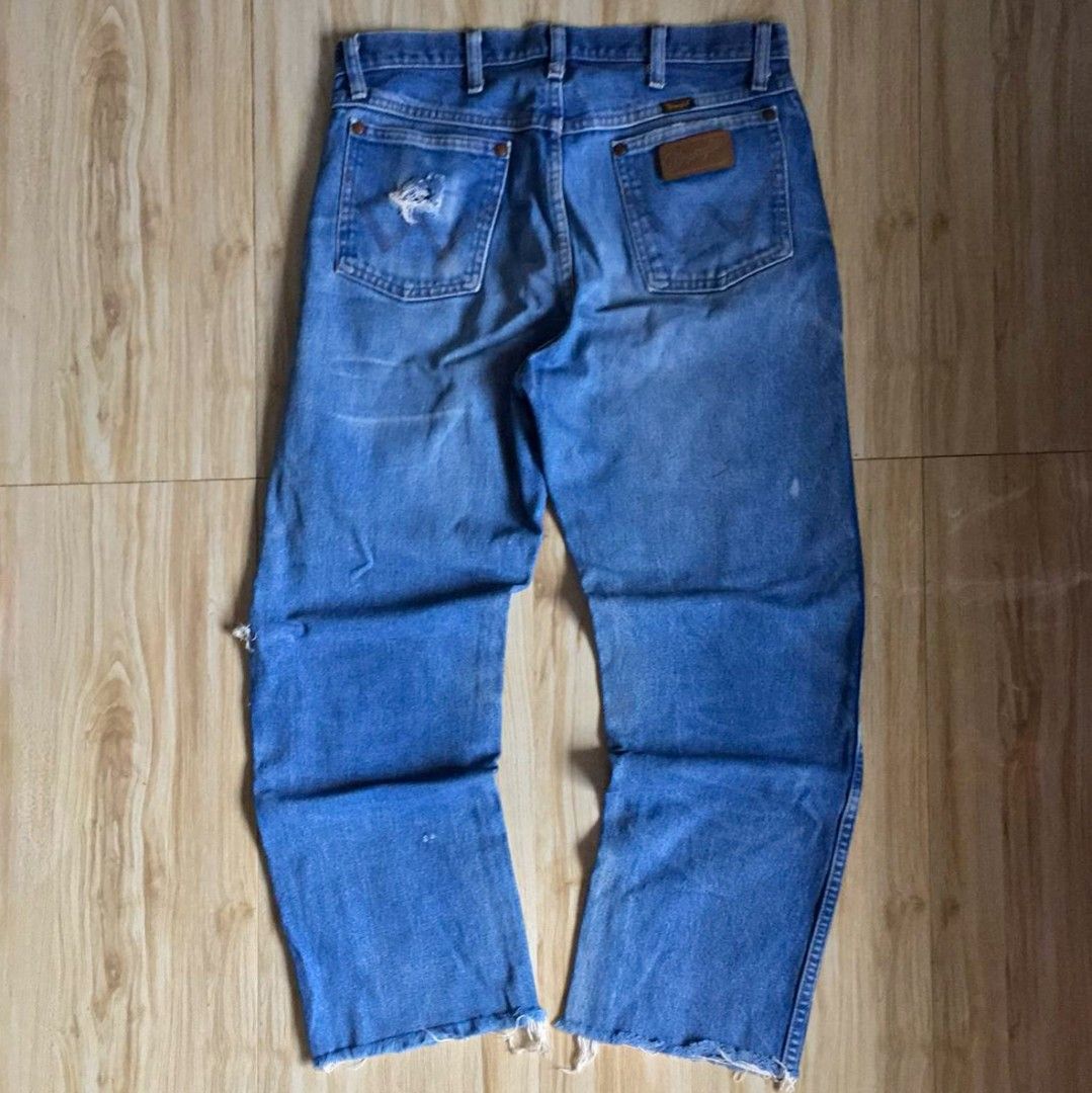 Original Wrangler Jeans Tattered (Category: Jeans) located in Bulacan. Submitted by flipsrus (Listing ID 1413936742, Image 2). Description: - Size 30-32 - Length 44 inches - Straight-leg fit - Distressed detailing (rips & fading) - Cut-off hem - Needs Wash.