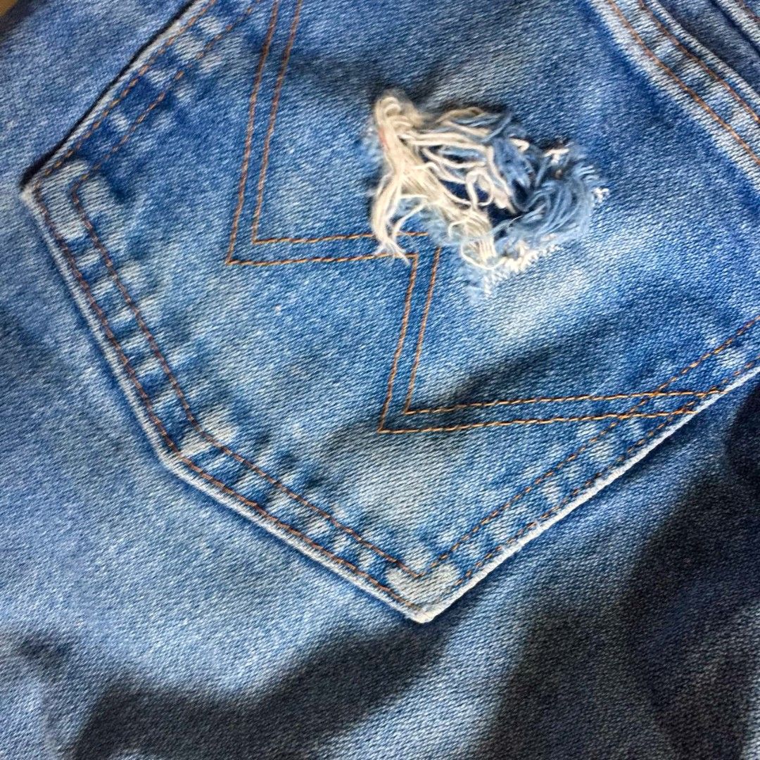 Original Wrangler Jeans Tattered (Category: Jeans) located in Bulacan. Submitted by flipsrus (Listing ID 1413936742, Image 3). Description: - Size 30-32 - Length 44 inches - Straight-leg fit - Distressed detailing (rips & fading) - Cut-off hem - Needs Wash.