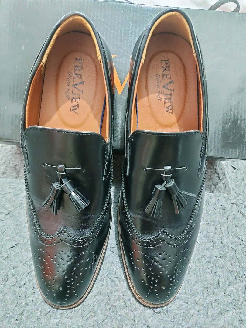 Preview Ultra Soft Black Loafers Size 42 (Category: Casual Shoes) located in Bacoor. Submitted by _arodisi_ (Listing ID 1413949795, Image 1). Description: - Black Preview Ultra Soft loafers - Size 42 - Stylish tassel detail - Durable rubber sole - Includes original box -only used once (pinang pictorial lang) -still in 10/10 condition.