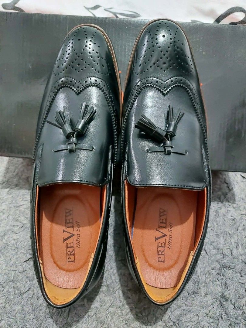 Preview Ultra Soft Black Loafers Size 42 (Category: Casual Shoes) located in Bacoor. Submitted by _arodisi_ (Listing ID 1413949795, Image 3). Description: - Black Preview Ultra Soft loafers - Size 42 - Stylish tassel detail - Durable rubber sole - Includes original box -only used once (pinang pictorial lang) -still in 10/10 condition.