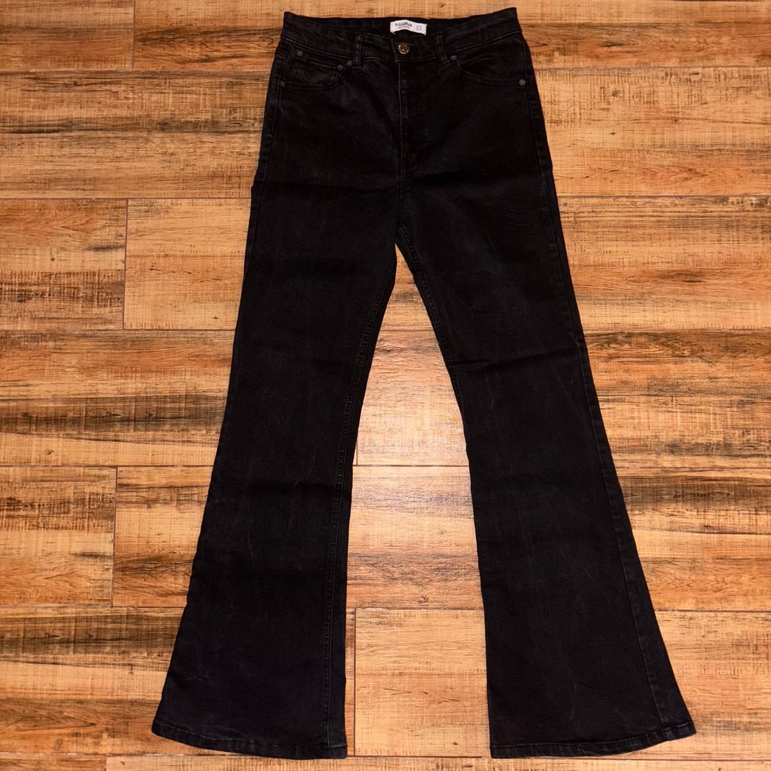 Pull&Bear Black Flare Jeans | US 10 / 28-29 in. (Category: Jeans) located in Manila. Submitted by capawass (Listing ID 1414037841, Image 1). Description: Stylish black flare jeans from Pull&Bear, perfect for an easy, modern look. The flare cut gives a flattering silhouette, while the classic black color makes it versatile and easy to style with different outfits. Details: - Brand: Pull&Bear - Style: Flare jeans - Size: EUR 42 | US 10 | MEX 32 - M
