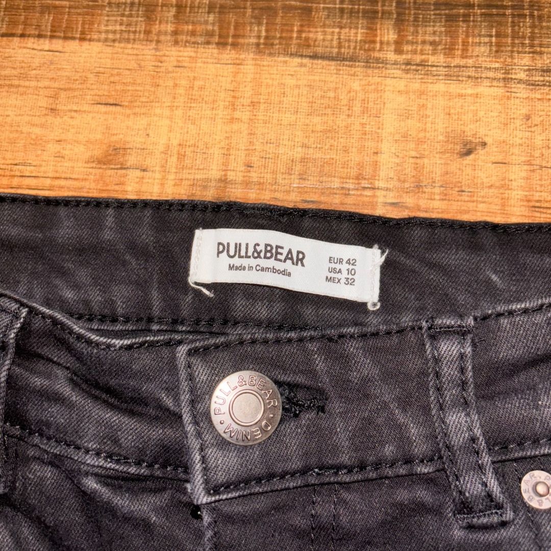Pull&Bear Black Flare Jeans | US 10 / 28-29 in. (Category: Jeans) located in Manila. Submitted by capawass (Listing ID 1414037841, Image 2). Description: Stylish black flare jeans from Pull&Bear, perfect for an easy, modern look. The flare cut gives a flattering silhouette, while the classic black color makes it versatile and easy to style with different outfits. Details: - Brand: Pull&Bear - Style: Flare jeans - Size: EUR 42 | US 10 | MEX 32 - M