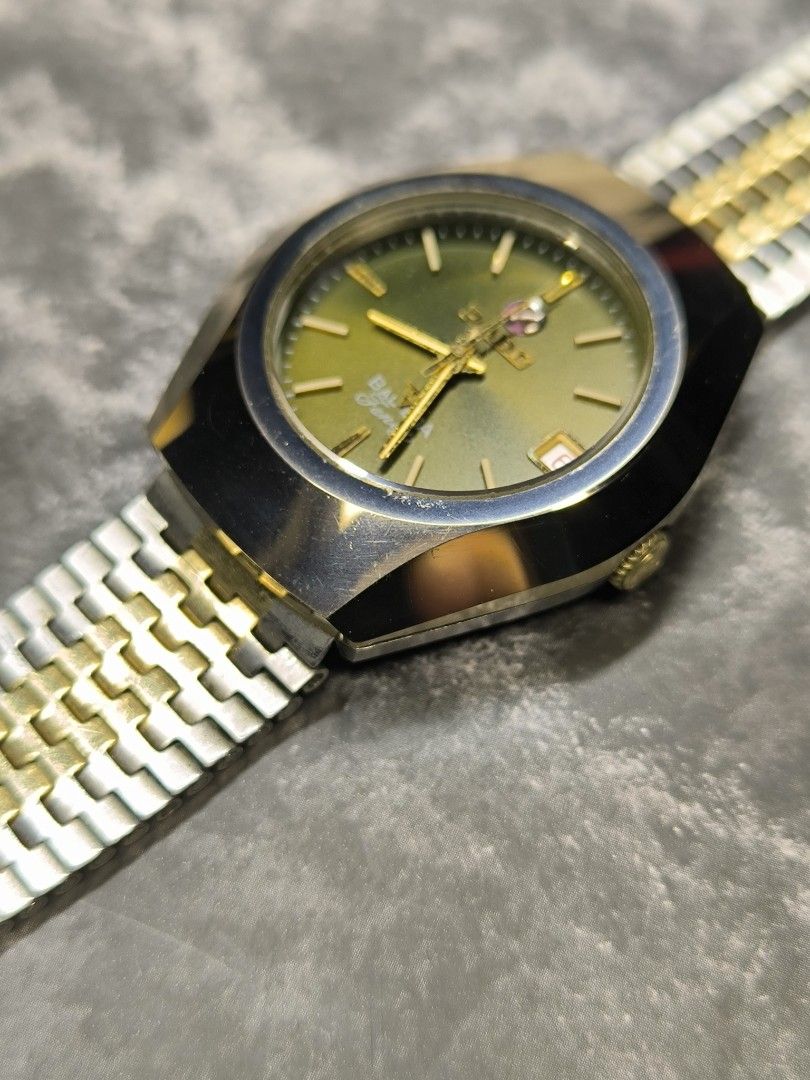 Rado Diastar Watch (Category: Luxury Watches) located in Pasay City. Submitted by cassiuss (Listing ID 1413982374, Image 2). Description: - Vintage Rado Balboa V - Gold and silver-tone bracelet - Green dial with gold-tone hands and markers - Date display at 3 o'clock - Case size 35.5mm - Presentable.