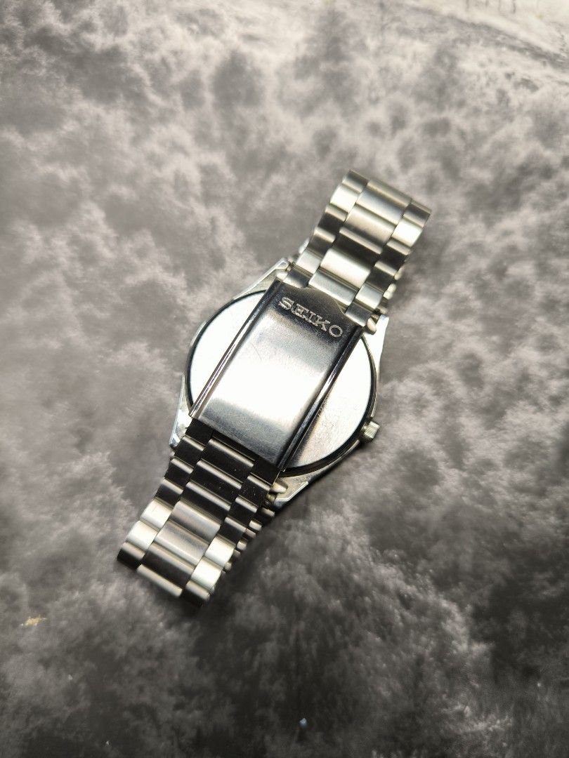 Seiko Spirit Quartz (Category: Men's Watches) located in Pasay City. Submitted by cassiuss (Listing ID 1413983982, Image 2). Description: Seiko Spirit quartz watch features a silver dial with day/date display. It has its original seiko stainless steel bracelet. Case size 33.5mm. Movement 7N43-7B60.
