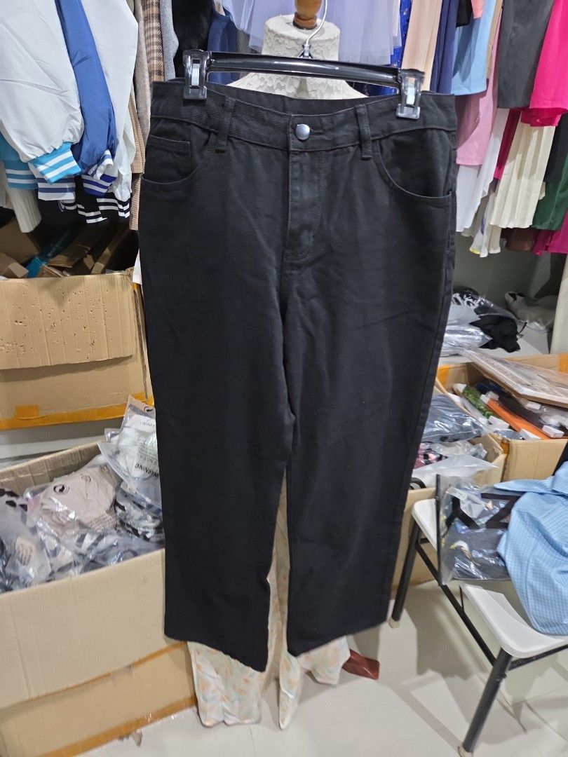 Shein Black Denim Pants (Category: Jeans) located in Manila. Submitted by kayencee_27 (Listing ID 1413955884, Image 3). Description: Brand new Shein Denim Pants with individual pouch Color black Button zipper w/ side and back pockets waist-35"36" Length - 39 Large tag Pwede unisex I think.