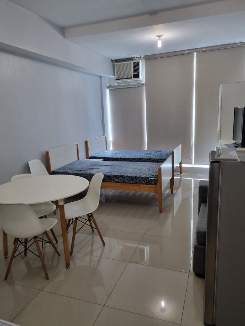 Studio Unit for Rent (Category: Apartments & Condos) located in Quezon City. Submitted by k.rev (Listing ID 1413973419, Image 3). Description: Looking for tenant, Move-in February 2026 Studio Unit, Fully Furnished High Floor, Big Studio The Stratosphere Condominium Valero St., Salcedo Village, Makati City.