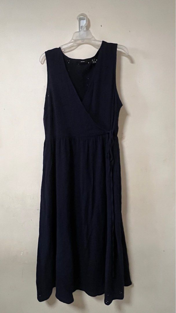 Vero Moda Long Casual Dress (Category: Dresses) located in Santa Rosa. Submitted by bebs_11 (Listing ID 1413880470, Image 1). Description: Navy blue dress from Vero Moda. It is a sleeveless wrap dress with eyelet detailing. The size is L. The dress has a V-neckline and a tie closure at the waist. .