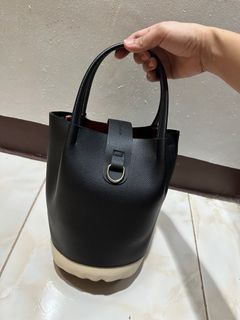 (Category: ) located in . Submitted by wearagainboutique (Listing ID 1413893774, Image 1). Description: .